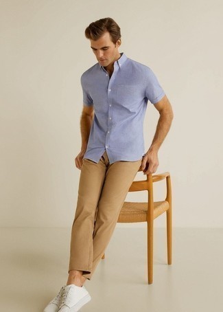 Light Blue Short Sleeve Shirt Outfits For Men: The versatility of a light blue short sleeve shirt and khaki chinos means you'll have them on regular rotation. Introduce white leather low top sneakers to the equation to tie your full ensemble together.