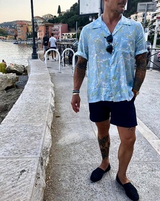Aquamarine Print Short Sleeve Shirt Outfits For Men: An aquamarine print short sleeve shirt looks especially good when matched with navy shorts. When in doubt about the footwear, go with a pair of black suede espadrilles.