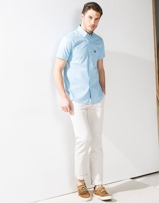 Beige Suede Low Top Sneakers Outfits For Men: For a cool and casual look, pair a light blue short sleeve shirt with white chinos — these two items go really well together. When in doubt as to what to wear in the shoe department, go with a pair of beige suede low top sneakers.