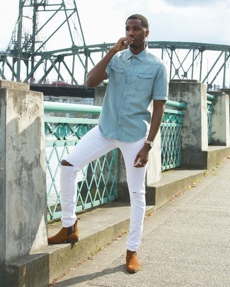 Tobacco Suede Chelsea Boots Outfits For Men: Make a light blue denim short sleeve shirt and white ripped skinny jeans your outfit choice for a killer and stylish ensemble. For a classier finish, why not complete your getup with a pair of tobacco suede chelsea boots?