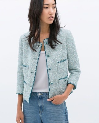 Tweed Jacket Outfits For Women: This off-duty combo of a tweed jacket and blue jeans is super easy to put together without a second thought, helping you look beyond chic and prepared for anything without spending a ton of time rummaging through your wardrobe.