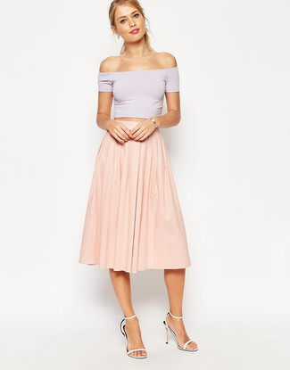 White Leather Heeled Sandals Outfits: This casual combo of a light violet cropped top and a pink pleated midi skirt is a lifesaver when you need to look nice in a flash. A pair of white leather heeled sandals effortlessly turns up the chic factor of any look.