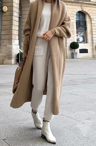 Sweatpants with Chelsea Boots Outfits For Women: A tan long cardigan and sweatpants are a good combo worth incorporating into your daily styling lineup. Want to dress it up on the shoe front? Complete your look with chelsea boots.