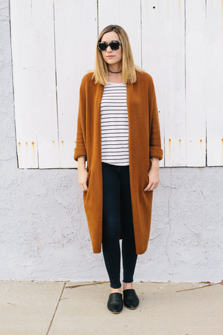 Brown Cardigan Outfits For Women: Such staples as a brown cardigan and black skinny jeans are an easy way to introduce effortless cool into your day-to-day casual routine. Feeling bold? Spice things up by rocking black leather mules.