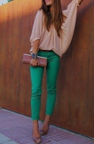 Dark Brown Leather Pumps Outfits: Why not make a beige long sleeve blouse and green skinny jeans your outfit choice? As well as totally functional, these two items look stunning worn together. A pair of dark brown leather pumps looks fabulous here.