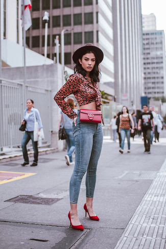 Light Blue Skinny Jeans Outfits: A red leopard long sleeve blouse and light blue skinny jeans are a wonderful look worth having in your daily off-duty routine. Rev up the cool of your look by sporting a pair of red suede pumps.