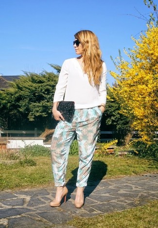 Light Blue Floral Tapered Pants Outfits For Women: A white silk long sleeve blouse and light blue floral tapered pants have become indispensable off-duty must-haves. The whole ensemble comes together if you introduce tan leather pumps to this outfit.