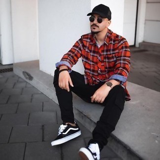 Black Baseball Cap Outfits For Men: A red plaid long sleeve shirt and a black baseball cap are an urban combination that every modern gentleman should have in his casual arsenal. Give a different twist to your outfit by sporting a pair of black and white canvas low top sneakers.