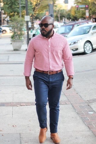 Tobacco Leather Chelsea Boots Outfits For Men: Pair a pink gingham long sleeve shirt with navy chinos to assemble a laid-back and cool look. Tobacco leather chelsea boots will take your ensemble a more sophisticated path.