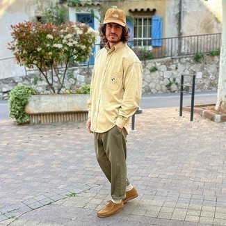Tan Baseball Cap Outfits For Men: A beige long sleeve shirt and a tan baseball cap are a smart pairing worth having in your current casual fashion mix. Make this look a bit smarter by finishing with brown suede desert boots.
