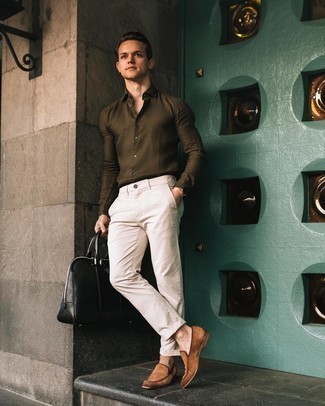 Tan Suede Loafers Outfits For Men: An olive linen long sleeve shirt and beige chinos make for the ultimate casual style for any gent. Class up this ensemble with the help of a pair of tan suede loafers.
