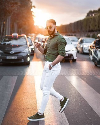 Dark Green Sunglasses Outfits For Men: An olive linen long sleeve shirt and dark green sunglasses make for the ultimate off-duty style for today's gent. Dial down the casualness of this ensemble by wearing a pair of olive suede low top sneakers.