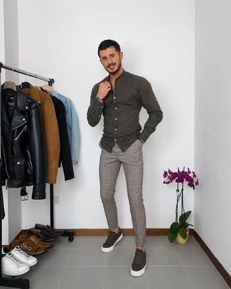 Dark Green Long Sleeve Shirt Outfits For Men: For a casual outfit, consider pairing a dark green long sleeve shirt with grey check chinos — these two pieces play really cool together. Our favorite of a variety of ways to round off this look is a pair of dark green canvas low top sneakers.