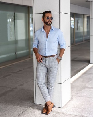 Blue Sunglasses Outfits For Men: A light blue long sleeve shirt and blue sunglasses are the kind of a winning casual look that you so awfully need when you have zero time. To give your ensemble a more refined touch, why not introduce a pair of brown leather oxford shoes to this outfit?