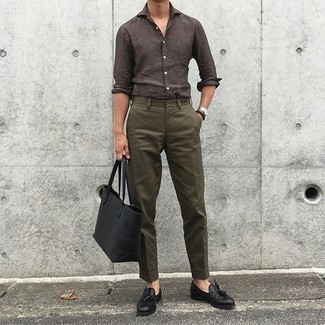 Brown Long Sleeve Shirt Outfits For Men: A brown long sleeve shirt and olive chinos are a combination that every sharp guy should have in his menswear collection. Play down the casualness of this outfit by slipping into a pair of black leather tassel loafers.