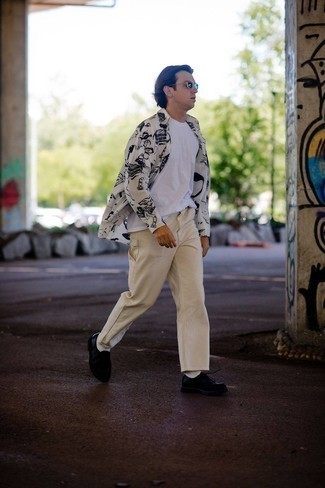Beige Cargo Pants Outfits: A white and black print long sleeve shirt and beige cargo pants worn together are the perfect combo for those dressers who appreciate off-duty looks. Finishing off with black leather desert boots is an easy way to bring an extra touch of style to this ensemble.