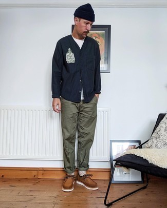 Brown Suede Desert Boots Outfits: A navy embroidered long sleeve shirt and olive chinos are the kind of off-duty must-haves that you can style a variety of ways. You can take a classic approach with footwear and slip into brown suede desert boots.