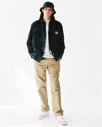 Navy and White Plaid Flannel Long Sleeve Shirt Outfits For Men: Wear a navy and white plaid flannel long sleeve shirt with khaki chinos to feel completely confident in yourself and look casually cool. If you're hesitant about how to finish, add a pair of white canvas low top sneakers to this ensemble.
