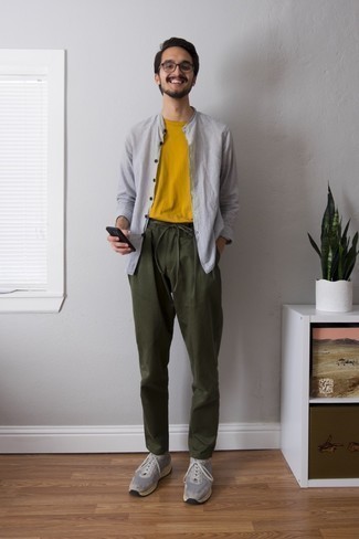 Charcoal Long Sleeve Shirt Outfits For Men: Channel your inner zen and reach for a charcoal long sleeve shirt and olive chinos. Make your getup more functional by finishing with a pair of grey athletic shoes.