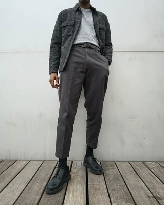 This pairing of a charcoal wool long sleeve shirt and charcoal chinos combines comfort and practicality and helps you keep it low-key yet current. If you wish to effortlessly spruce up this outfit with footwear, complete this look with black leather derby shoes.
