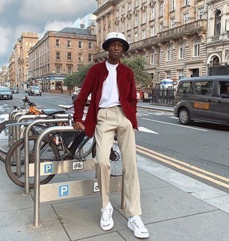 White Bucket Hat Outfits For Men: A burgundy long sleeve shirt and a white bucket hat are a laid-back pairing that every modern gent should have in his off-duty sartorial arsenal. Our favorite of an infinite number of ways to complete this ensemble is with a pair of white athletic shoes.