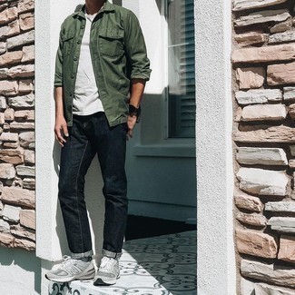 Black Jeans Outfits For Men: An olive long sleeve shirt and black jeans are a nice go-to look to have in your menswear arsenal. Tone down the formality of this ensemble by slipping into grey athletic shoes.