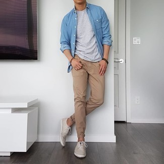 Navy and Green Long Sleeve Shirt Outfits For Men: The pairing of a navy and green long sleeve shirt and khaki jeans makes for a killer laid-back outfit. A pair of beige canvas low top sneakers is a good option to finish off your ensemble.