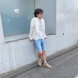 Tan Suede Desert Boots Outfits: This combination of a white long sleeve shirt and light blue denim shorts is a nice getup for when it's time to clock off. Tan suede desert boots pull the look together.