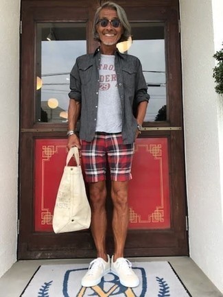 Tan Canvas Tote Bag Outfits For Men: For a laid-back and cool look, marry a charcoal long sleeve shirt with a tan canvas tote bag — these items go really well together. Feeling bold? Elevate this look by slipping into a pair of beige canvas low top sneakers.