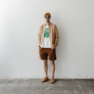 Tan Boat Shoes Outfits: A tan long sleeve shirt and brown shorts? It's easily a wearable getup that any gentleman can wear on a daily basis. Tan boat shoes are a stylish complement for this look.