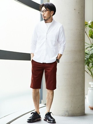 Tobacco Shorts Outfits For Men: One of the best ways for a man to style a white long sleeve shirt is to combine it with tobacco shorts in an off-duty ensemble. A pair of black and white leather low top sneakers can integrate well within a variety of getups.