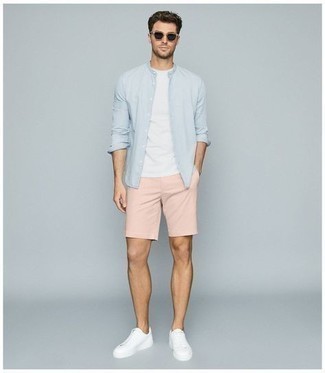 Pink Shorts with Crew-neck T-shirt Outfits For Men: Consider wearing a crew-neck t-shirt and pink shorts to create a seriously stylish and current relaxed casual outfit. Add a pair of white canvas low top sneakers to the mix and you're all done and looking amazing.