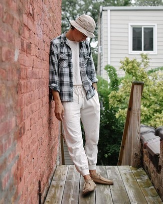 Tan Suede Desert Boots Outfits: You'll be surprised at how easy it is for any guy to get dressed like this. Just a grey plaid long sleeve shirt and white sweatpants. Let's make a bit more effort now and go for tan suede desert boots.