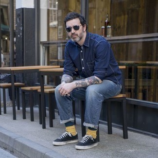Mustard Socks Outfits For Men After 40: If you put function above all, this relaxed casual combination of a navy vertical striped long sleeve shirt and mustard socks is for you. For a smarter aesthetic, complement this outfit with a pair of navy and white canvas low top sneakers. Men who are curious how to dress fashionably as you pass the big 4-0, you have your answer.