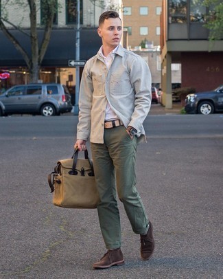 Tan Leather Belt Outfits For Men: A white short sleeve shirt and a tan leather belt are a great combo worth having in your casual arsenal. Make your getup a bit more polished by rounding off with a pair of dark brown suede desert boots.