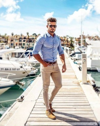 Tan Suede Brogues Outfits: A light blue long sleeve shirt and khaki skinny jeans are a combination that every fashionable man should have in his casual arsenal. A pair of tan suede brogues effortlessly bumps up the fashion factor of this outfit.