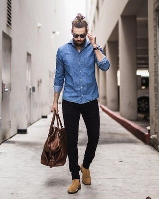 Tobacco Leather Duffle Bag Outfits For Men: The mix-and-match capabilities of a blue chambray long sleeve shirt and a tobacco leather duffle bag guarantee they'll stay on regular rotation in your wardrobe. Here's how to give an extra touch of refinement to this outfit: tan suede chelsea boots.