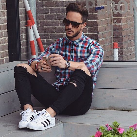 Men's White and Red and Navy Gingham Long Sleeve Shirt, Black Ripped Skinny  Jeans, White Low Top Sneakers, Dark Brown Sunglasses | Lookastic