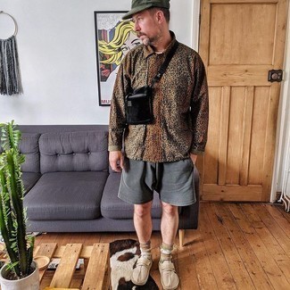 Olive Baseball Cap Outfits For Men: A brown leopard long sleeve shirt and an olive baseball cap are the perfect way to inject some cool into your current arsenal. Tap into some Ryan Gosling dapperness and add beige canvas slip-on sneakers to the equation.