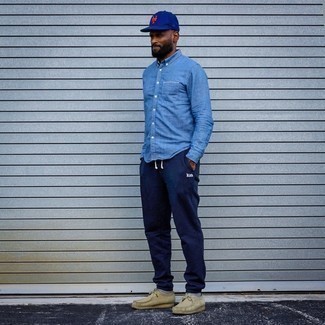Navy Sweatpants Outfits For Men: A light blue chambray long sleeve shirt and navy sweatpants are the kind of a foolproof off-duty combo that you need when you have no extra time. Here's how to play it up: beige suede desert boots.