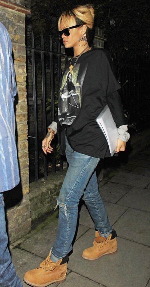 Rihanna: Black T-Shirt, Lace-Up Leggings