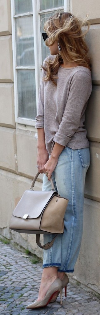 Long Sleeve T-shirt Outfits For Women: This off-duty combo of a long sleeve t-shirt and light blue boyfriend jeans takes on different nuances depending on the way you style it. Grey leather pumps are a fail-safe way to infuse an extra touch of style into this look.