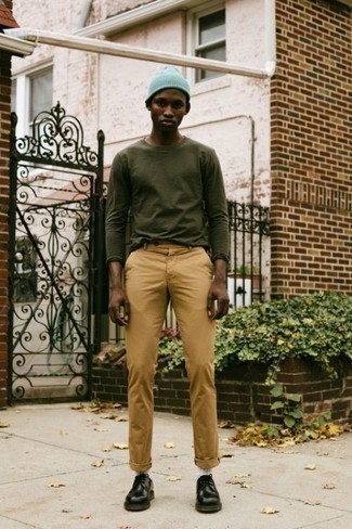 Green Beanie Outfits For Men: An olive long sleeve t-shirt and a green beanie are must-have menswear pieces, without which no casual closet would be complete. Turn up the formality of your look a bit by finishing off with a pair of black chunky leather derby shoes.