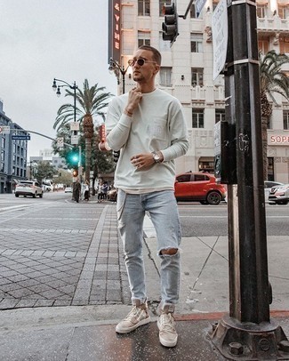 Brown Sunglasses Outfits For Men: Why not wear a white long sleeve t-shirt and brown sunglasses? These two items are super practical and will look nice when paired together. Go off the beaten path and shake up your look by finishing off with beige canvas high top sneakers.