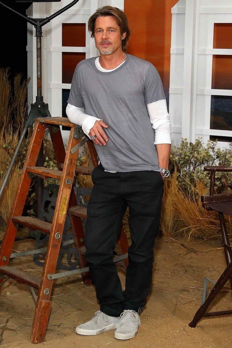 background Re-shoot auxiliary Brad Pitt wearing White Long Sleeve T-Shirt, Grey Crew-neck T-shirt, Black  Jeans, Grey Suede Low Top Sneakers | Lookastic