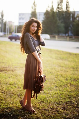 Tobacco Leather Loafers Outfits For Women: Stand out from the crowd in a charcoal long sleeve t-shirt and a brown pleated midi skirt. And if you want to effortlessly polish up this look with one piece, why not introduce tobacco leather loafers to your ensemble?