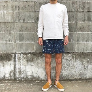 White Long Sleeve T-Shirt Outfits For Men: For something more on the cool and laid-back end, pair a white long sleeve t-shirt with navy print sports shorts. Feeling inventive today? Change things up a bit by wearing a pair of tan canvas slip-on sneakers.