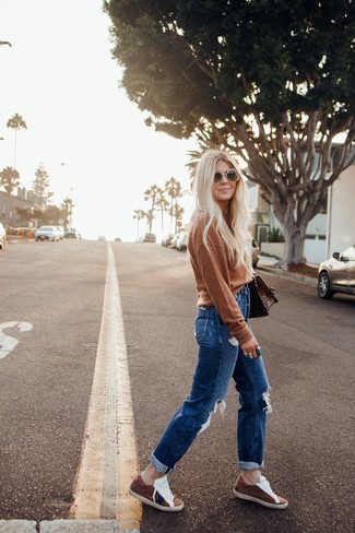 Brown Crew-neck Sweater with Boyfriend Jeans Outfits: 