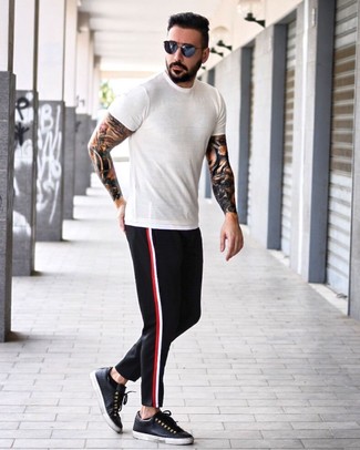 Black Leather Low Top Sneakers Outfits For Men: 