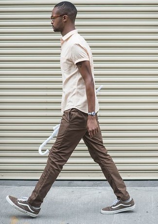 Yellow Short Sleeve Shirt with Brown Canvas Low Top Sneakers Outfits For Men: 